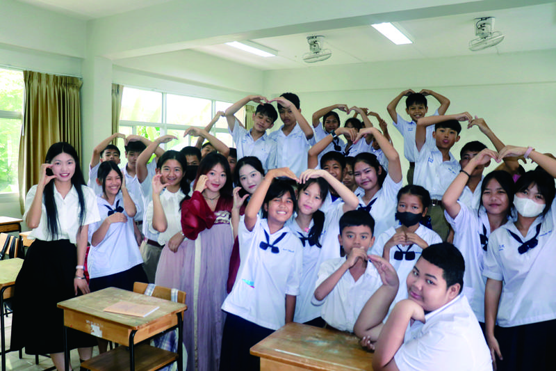 汉教专业赴泰国中小学开展教学实习